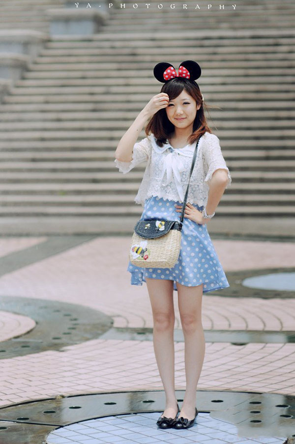 靓丽美女在春的气息中游走