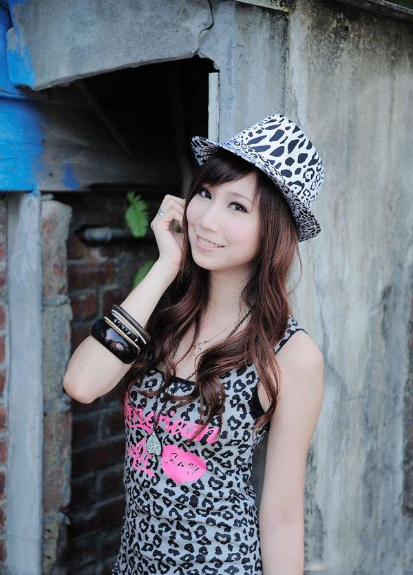 漂亮卷发美女写真 清纯不失性感