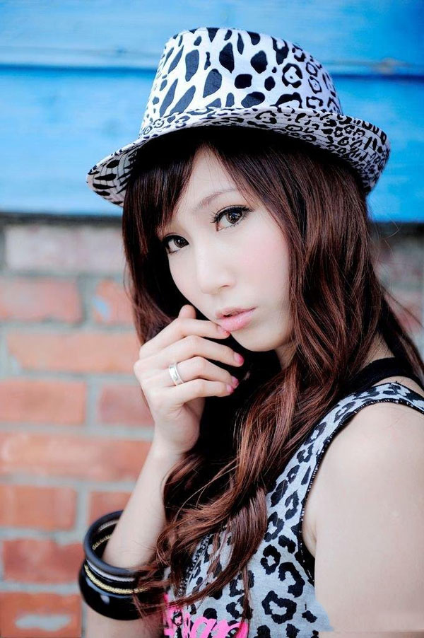 漂亮卷发美女写真 清纯不失性感