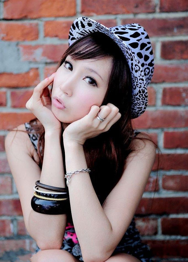 漂亮卷发美女写真 清纯不失性感