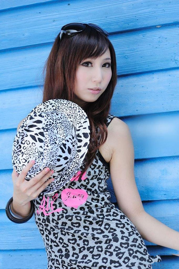 漂亮卷发美女写真 清纯不失性感