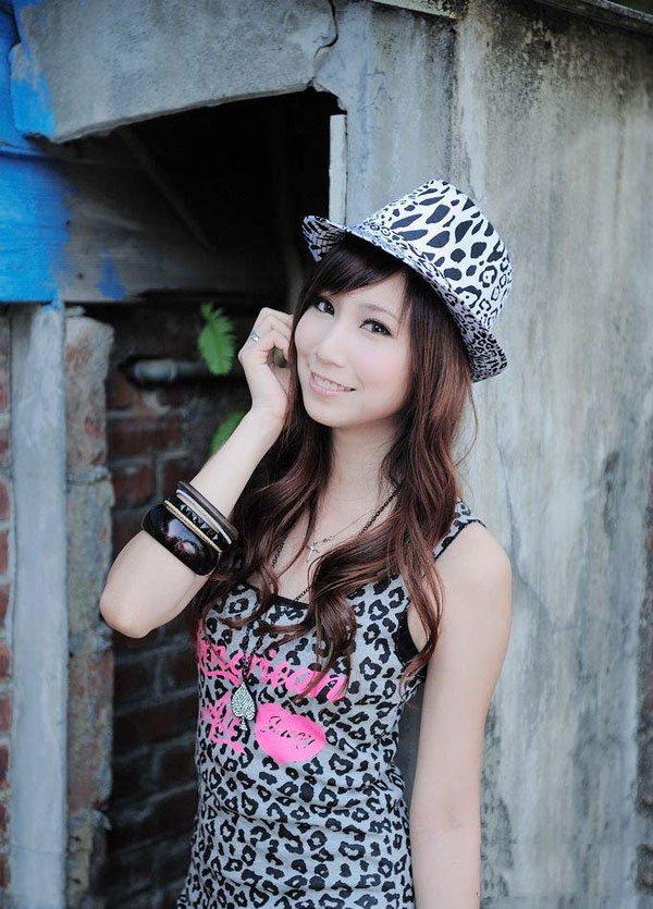 漂亮卷发美女写真 清纯不失性感