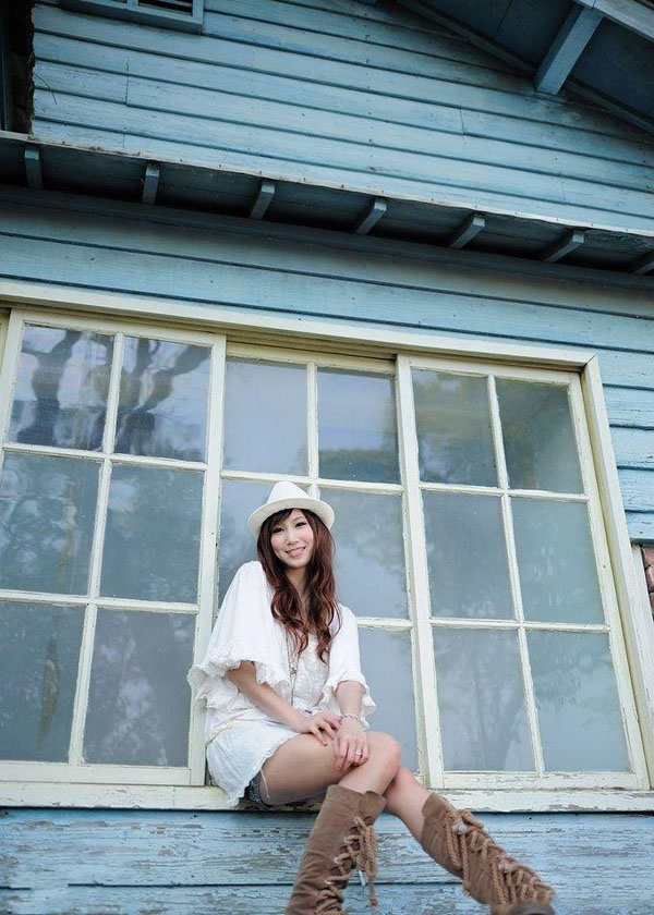 漂亮卷发美女写真 清纯不失性感