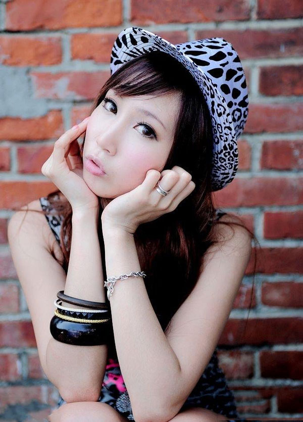 漂亮卷发美女写真 清纯不失性感