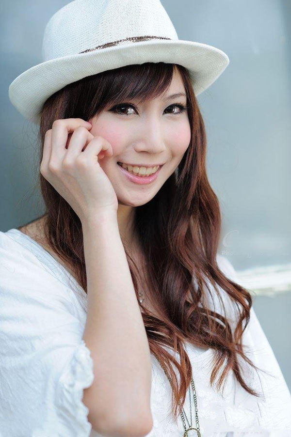 漂亮卷发美女写真 清纯不失性感