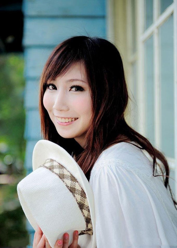 漂亮卷发美女写真 清纯不失性感