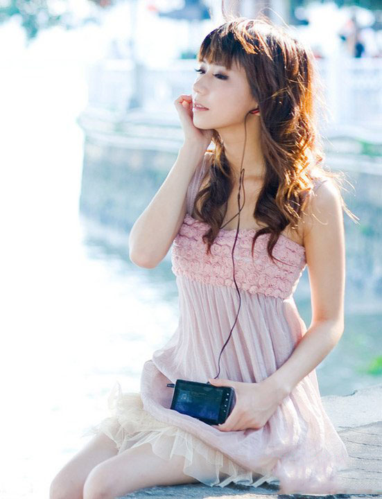 夏日的清晨 美女在听歌