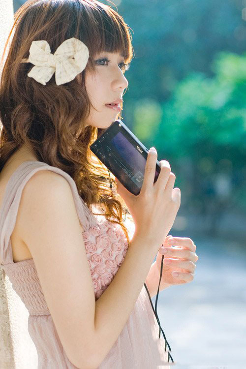 夏日的清晨 美女在听歌