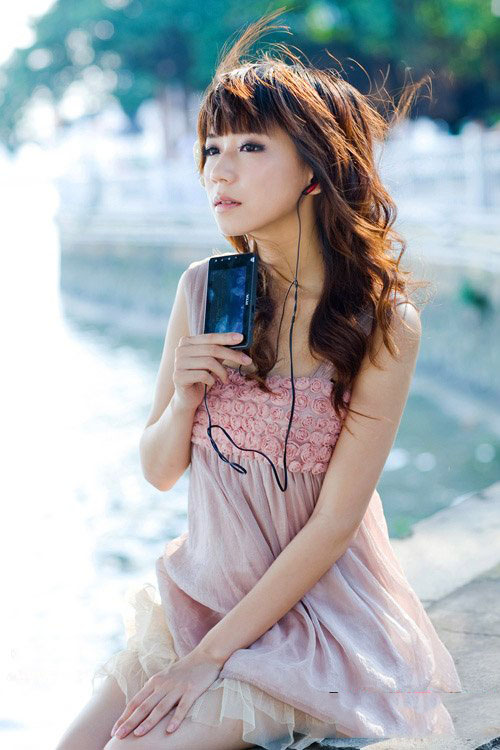 夏日的清晨 美女在听歌