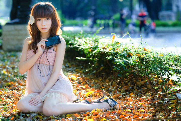 夏日的清晨 美女在听歌