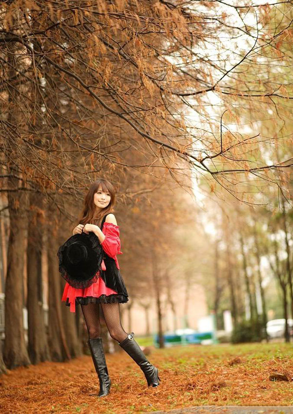 清纯美女另类装扮