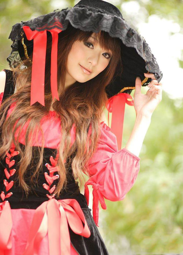 清纯美女另类装扮