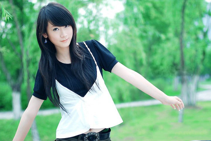 杨柳下的清纯可爱小妹