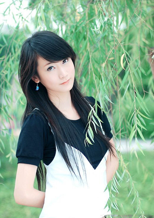 杨柳下的清纯可爱小妹