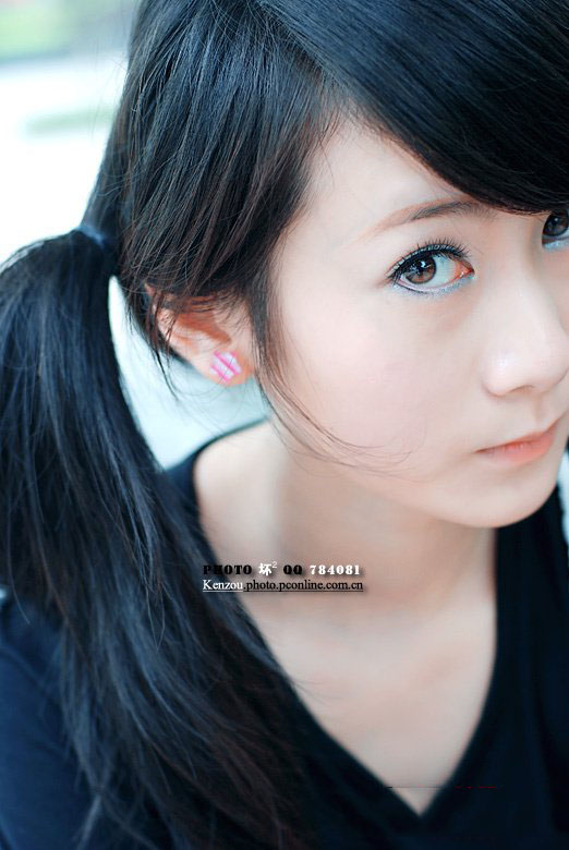 杨柳下的清纯可爱小妹