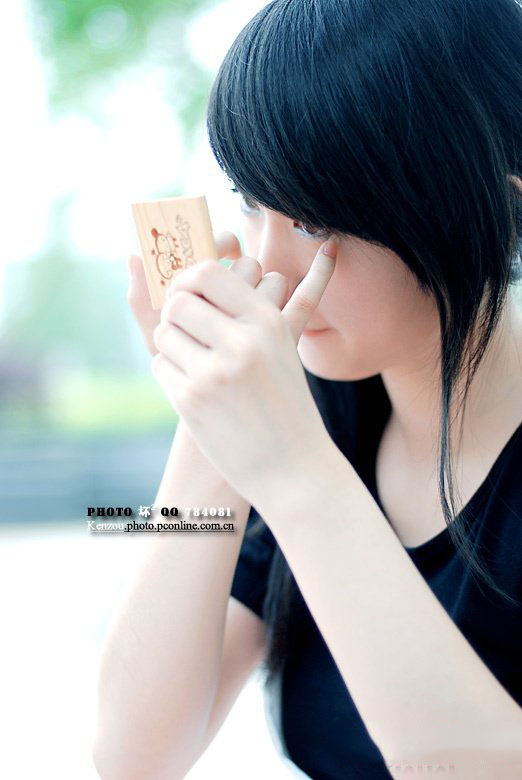 杨柳下的清纯可爱小妹