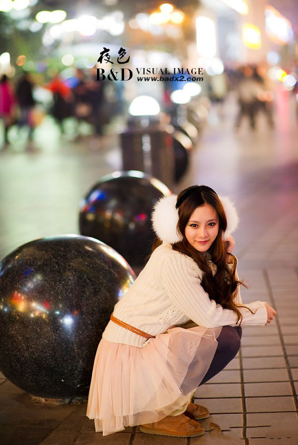 城市的黄昏 美女淡淡的夜色中清纯自拍