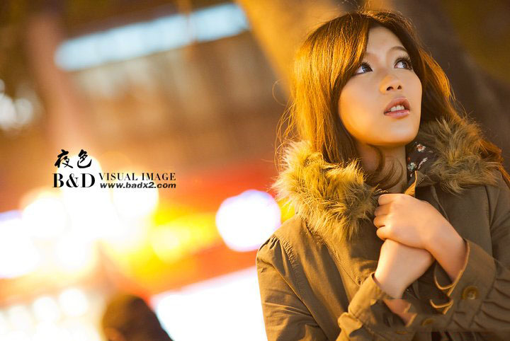 城市的黄昏 美女淡淡的夜色中清纯自拍