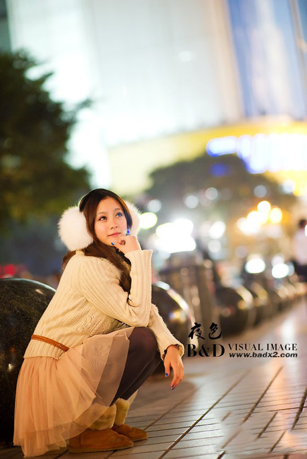 城市的黄昏 美女淡淡的夜色中清纯自拍