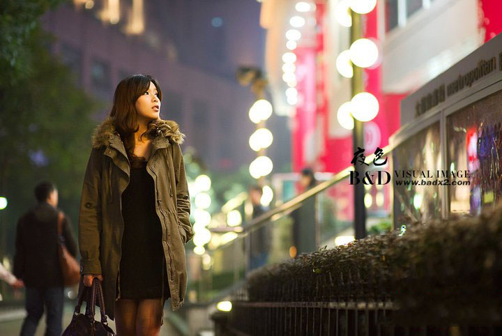 城市的黄昏 美女淡淡的夜色中清纯自拍