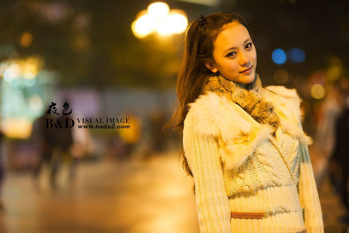 城市的黄昏 美女淡淡的夜色中清纯自拍