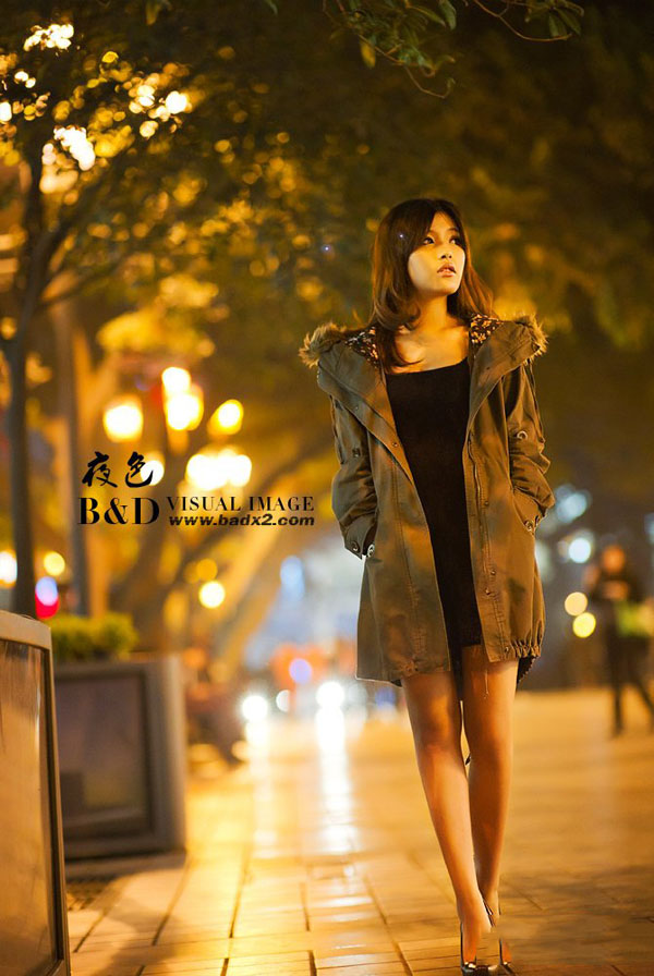 城市的黄昏 美女淡淡的夜色中清纯自拍