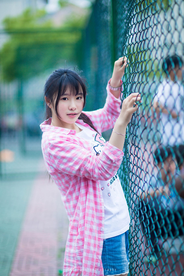 粉红可爱清纯少女校园写真