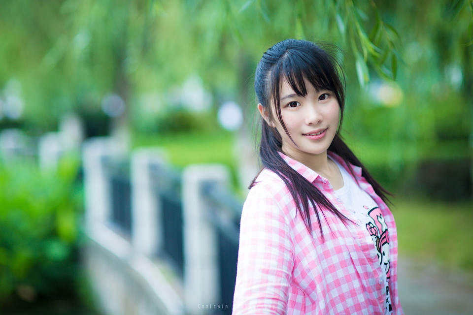 粉红可爱清纯少女校园写真