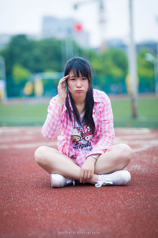 粉红可爱清纯少女校园写真