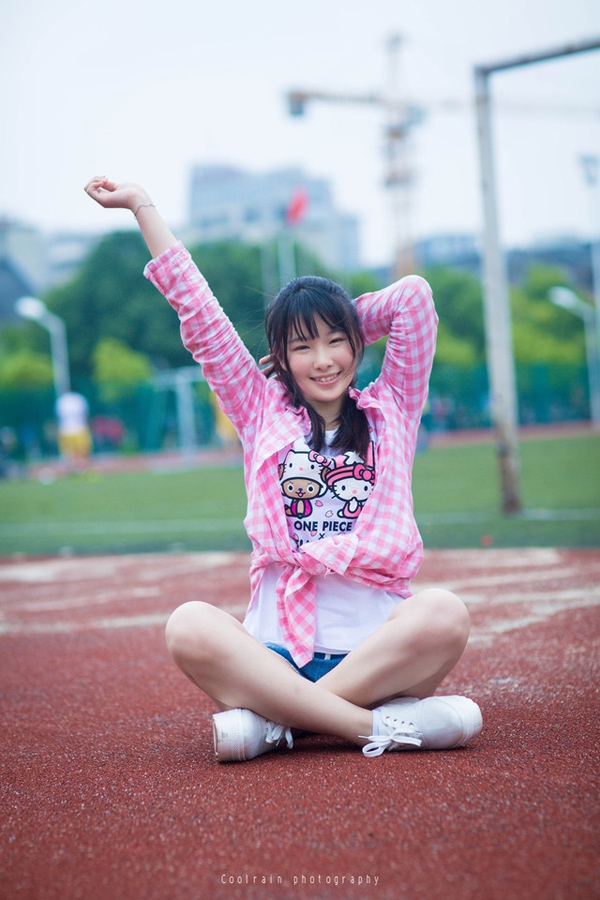 粉红可爱清纯少女校园写真