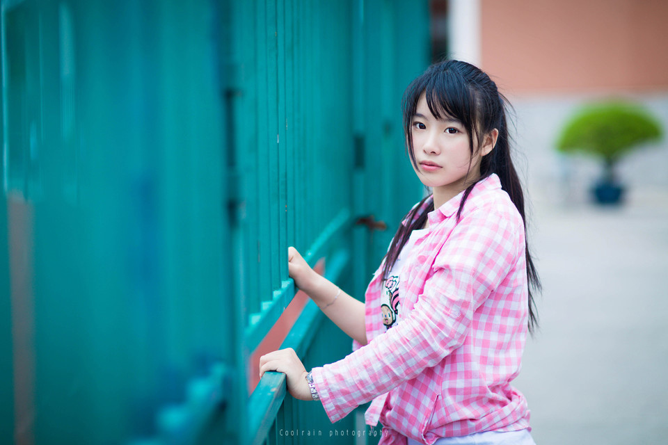 粉红可爱清纯少女校园写真