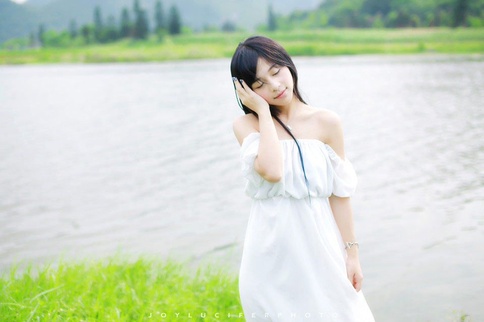 蓝天绿草小清新河畔写真