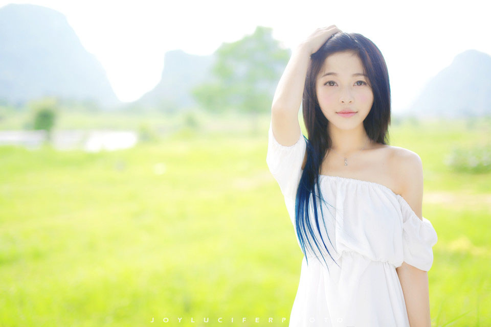 蓝天绿草小清新河畔写真