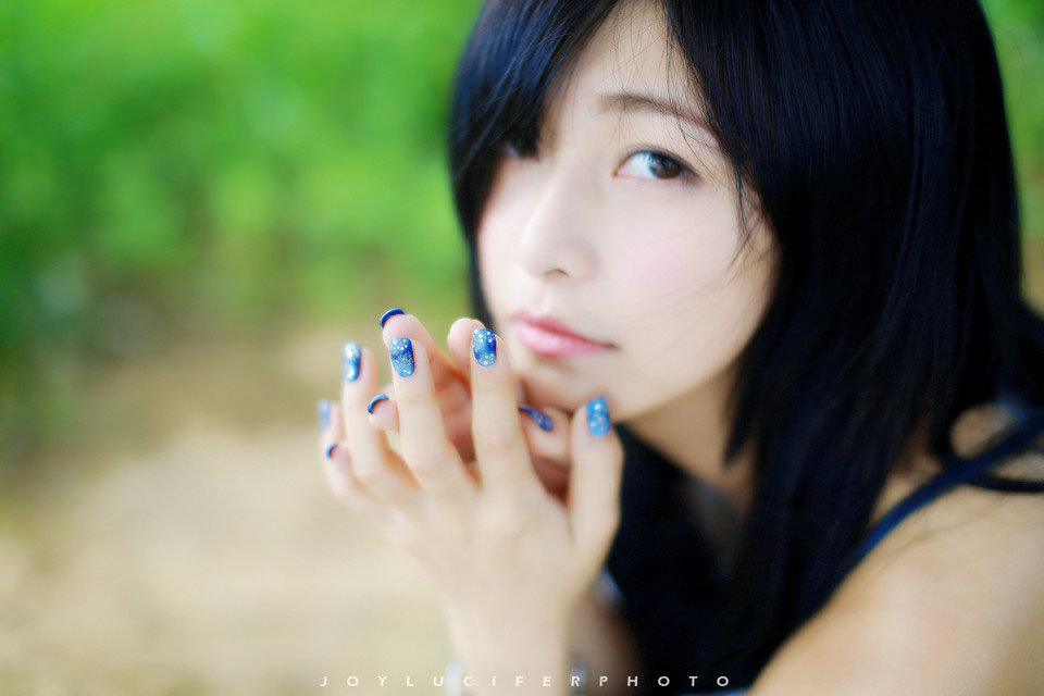 蓝天绿草小清新河畔写真