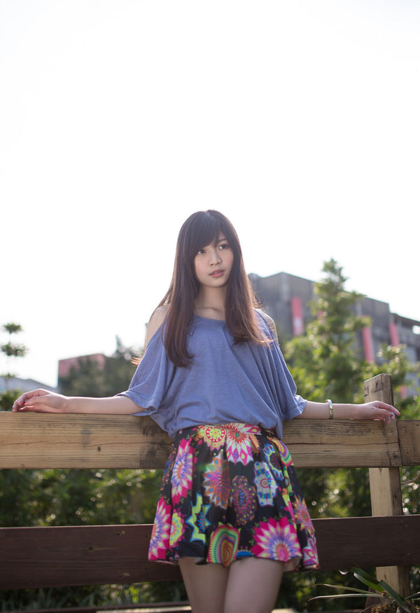 90后美女清纯迷人户外写真