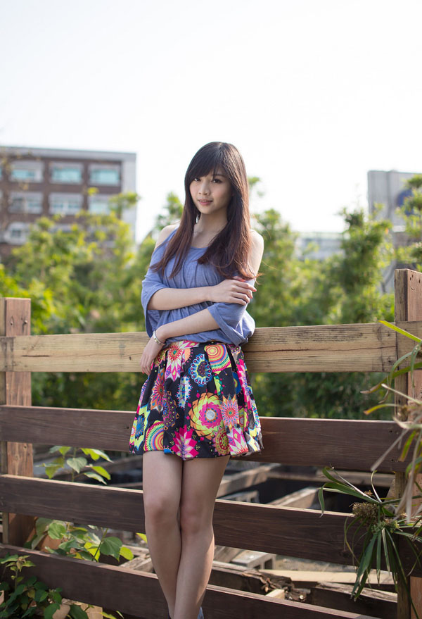 90后美女清纯迷人户外写真