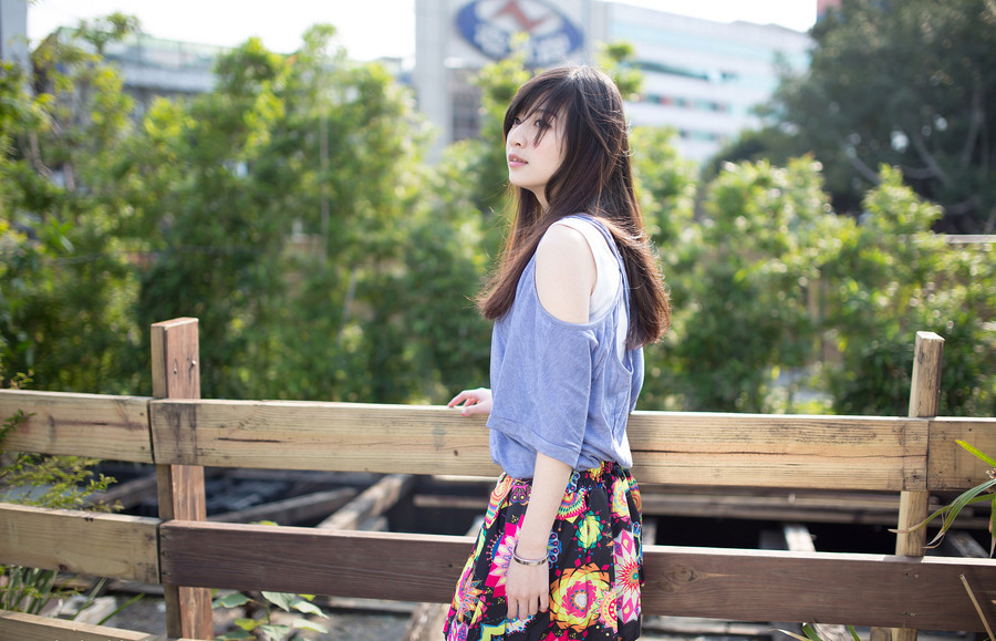 90后美女清纯迷人户外写真