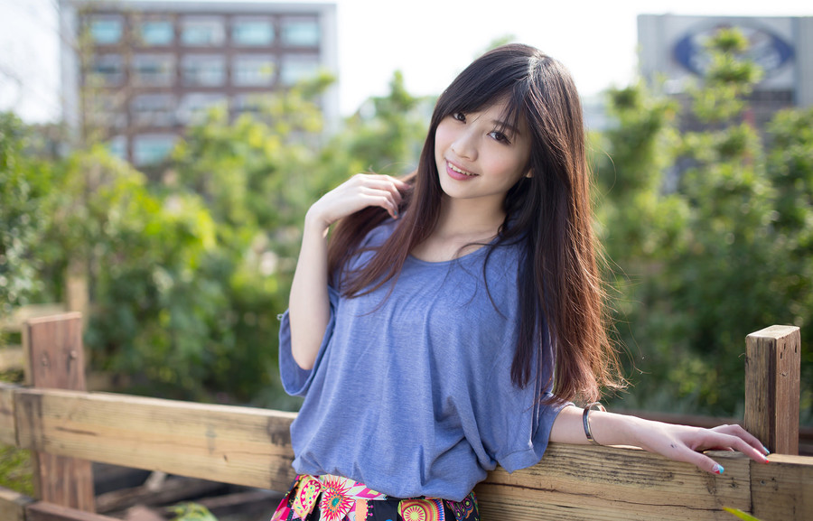 90后美女清纯迷人户外写真