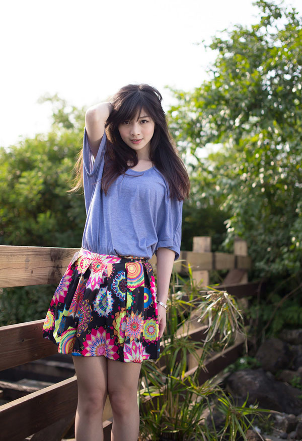 90后美女清纯迷人户外写真