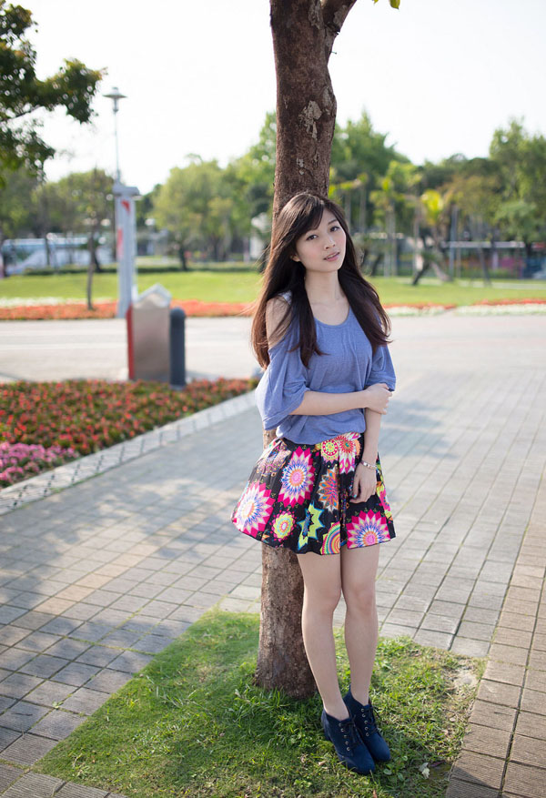 90后美女清纯迷人户外写真