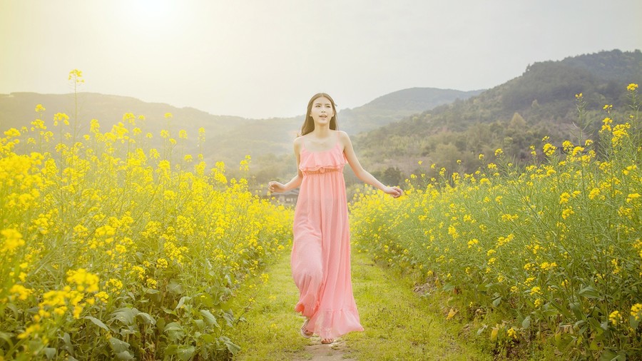 美女迷人户外清纯写真