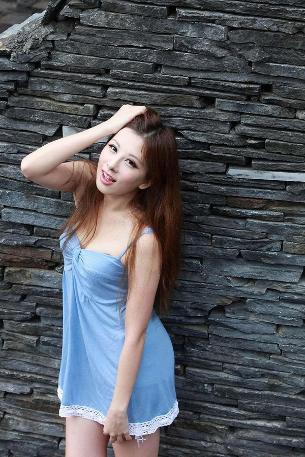 白皙迷人美女清纯街拍写真