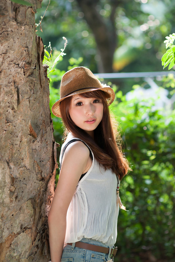 清纯可爱美女俞睛户外写真