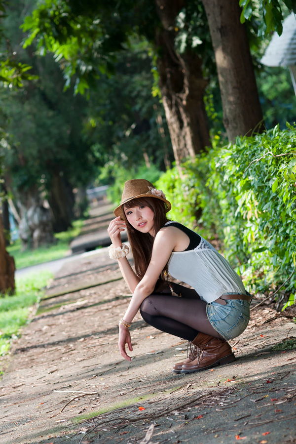 清纯可爱美女俞睛户外写真