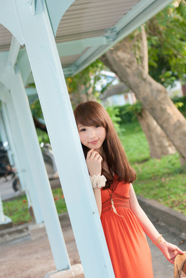 清纯可爱美女俞睛户外写真