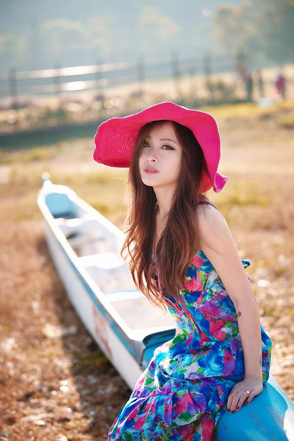 气质美女外拍甜美迷人写真