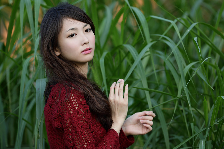 清纯迷人美女草原外怕写真