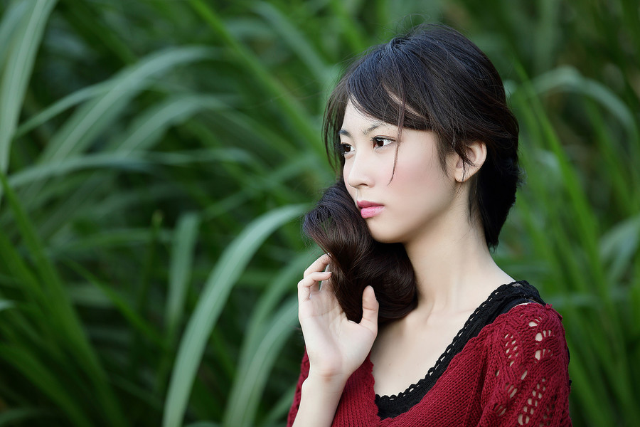 清纯迷人美女草原外怕写真