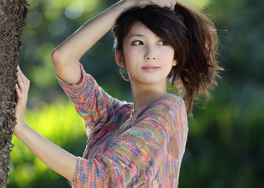 清纯迷人美女草原外怕写真