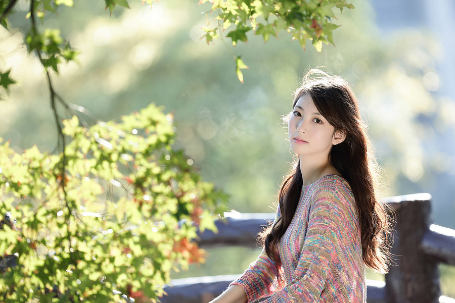 清纯迷人美女草原外怕写真